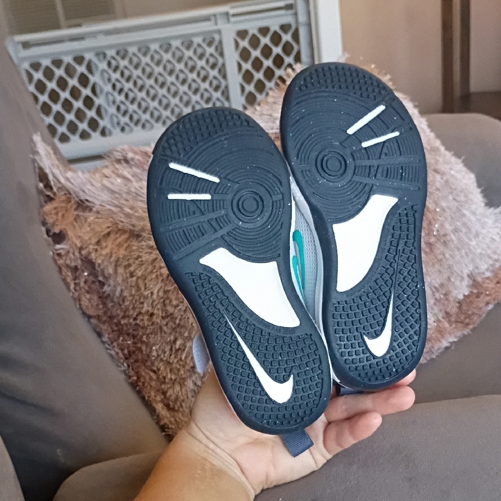 Nike Kids Light Gray and ♥️ Hook-and-Loop Sneakers - Picture 3 of 4